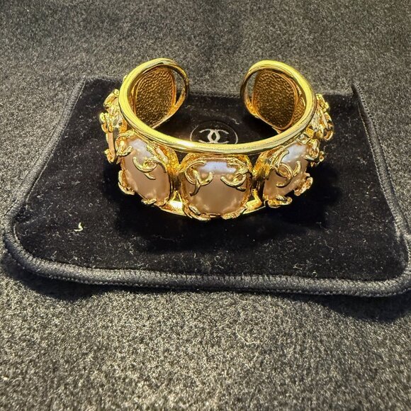 Super rare Chanel gold and pearl cuff vintage bracelet - Picture 1 of 7